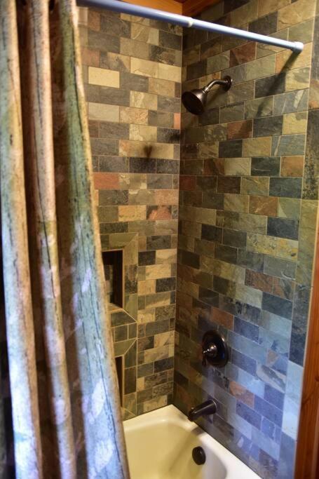 Quiet And Comfy 3Bed/2Bath - Chalet With Hot Tub. Cedar ภายนอก รูปภาพ