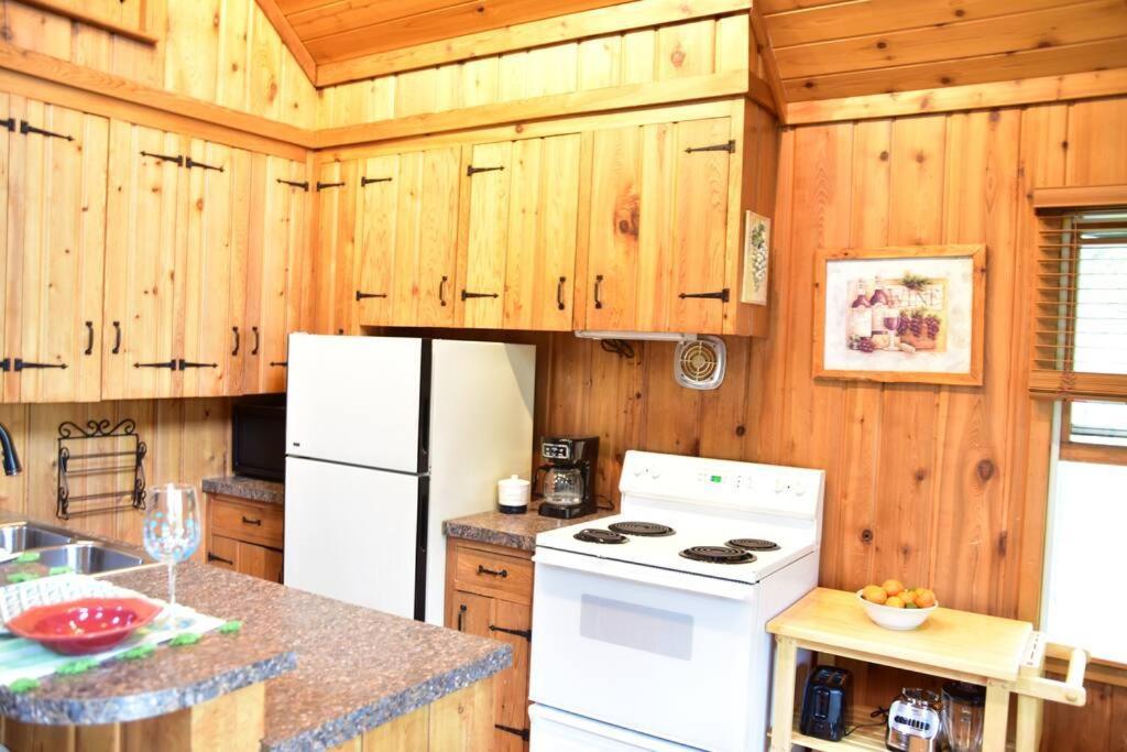 Quiet And Comfy 3Bed/2Bath - Chalet With Hot Tub. Cedar ภายนอก รูปภาพ