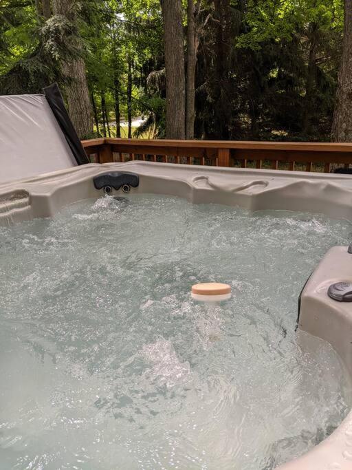Quiet And Comfy 3Bed/2Bath - Chalet With Hot Tub. Cedar ภายนอก รูปภาพ