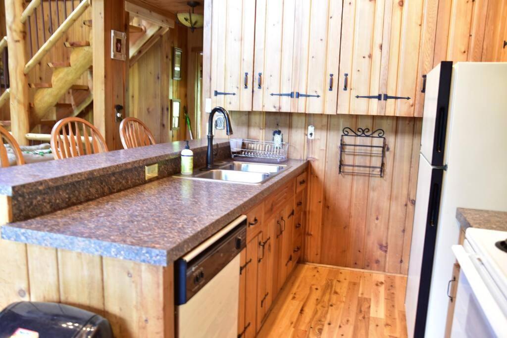 Quiet And Comfy 3Bed/2Bath - Chalet With Hot Tub. Cedar ภายนอก รูปภาพ