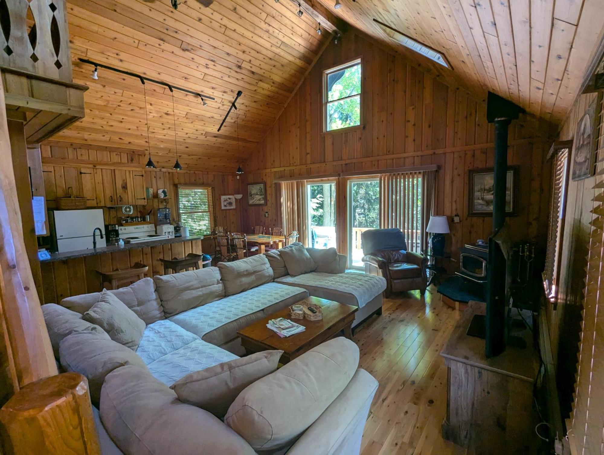 Quiet And Comfy 3Bed/2Bath - Chalet With Hot Tub. Cedar ภายนอก รูปภาพ